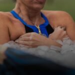 Sporter zit in ijsbad voor optimalisatie van herstel