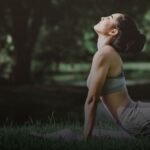 Sporter doet balanshouding in de natuur als symbool voor holistisch sporten en innerlijke rust