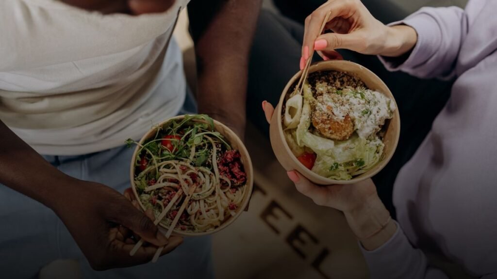 Twee mensen eten gezonde en duurzame voeding
