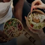 Twee mensen eten gezonde en duurzame voeding