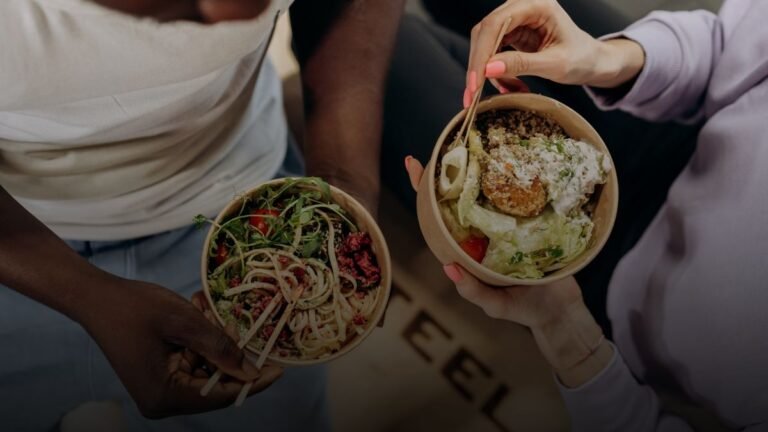 Twee mensen eten gezonde en duurzame voeding