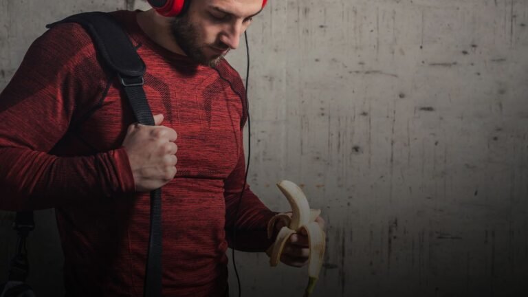 Sporter eet gezonde snack voor betere prestaties