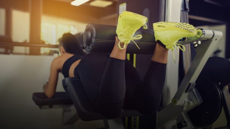 Sporter doet hamstring curl voor hamstringkracht en blessurepreventie