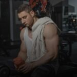 Sporter neemt rust tijdens workout