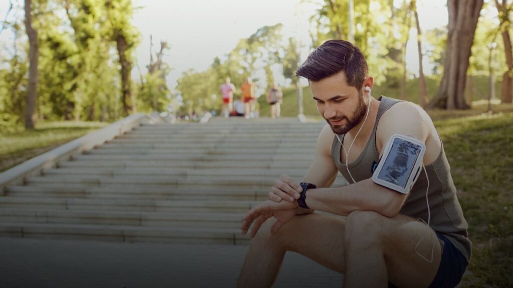 Sporter meet zijn HRV met een wearable om herstel te volgen