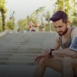 Sporter meet zijn HRV met een wearable om herstel te volgen