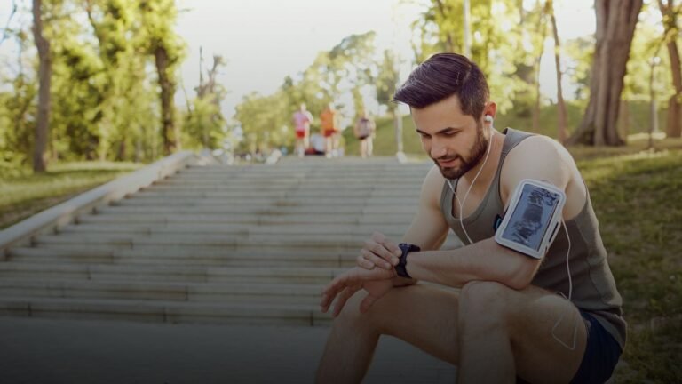 Sporter meet zijn HRV met een wearable om herstel te volgen