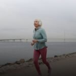 Oudere vrouw bouwt kracht op en doet cardio