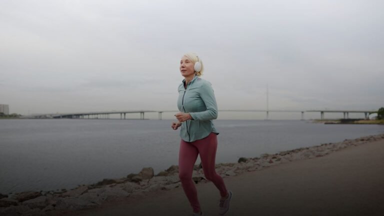 Oudere vrouw bouwt kracht op en doet cardio
