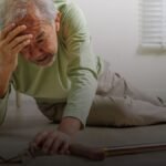 Oudere persoon is op de grond gevallen