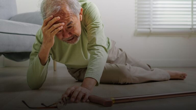 Oudere persoon is op de grond gevallen