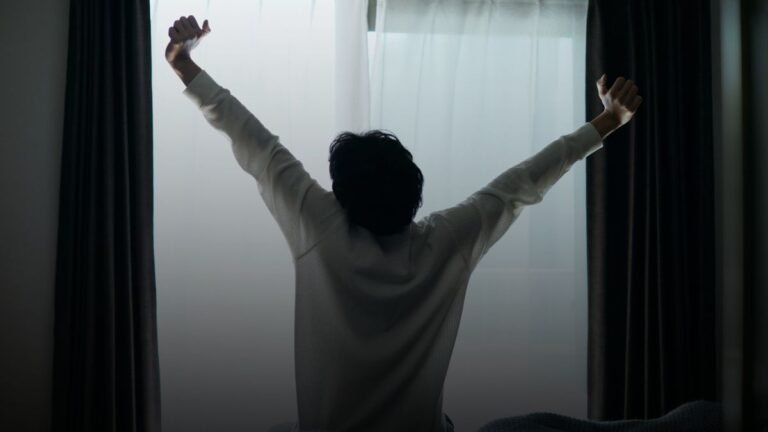 Slaapkamer met ochtendlicht buiten voor gezonde slaap