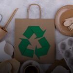 Tafel vol met herbruikbare verpakkingen om milieubewust te eten