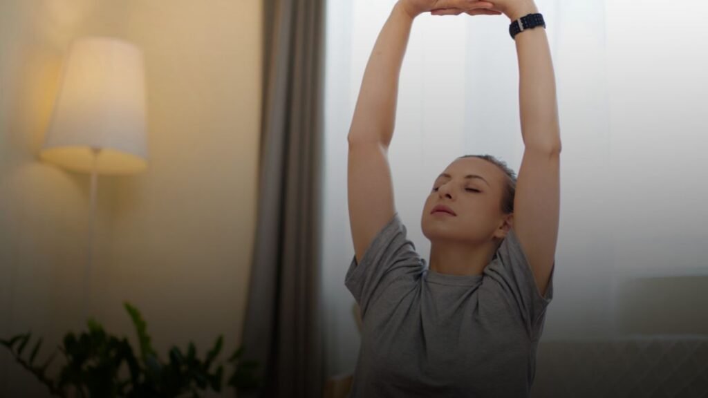 Persoon ontspannen ademhalingsoefening voor het slapen