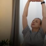 Persoon ontspannen ademhalingsoefening voor het slapen