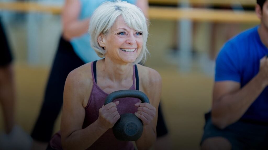 Oudere persoon doet balans en kracht oefeningen in de sportschool