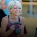 Oudere persoon doet balans en kracht oefeningen in de sportschool