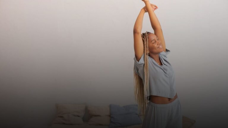 Iemand uitgerust strekken na power nap met bed op achtergrond