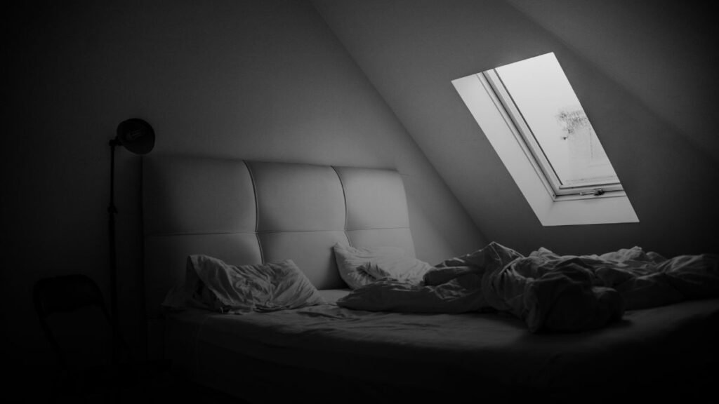 Rustige slaapkamer met warme lampen en verduistering voor betere slaaphygiëne