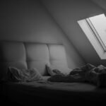 Rustige slaapkamer met warme lampen en verduistering voor betere slaaphygiëne