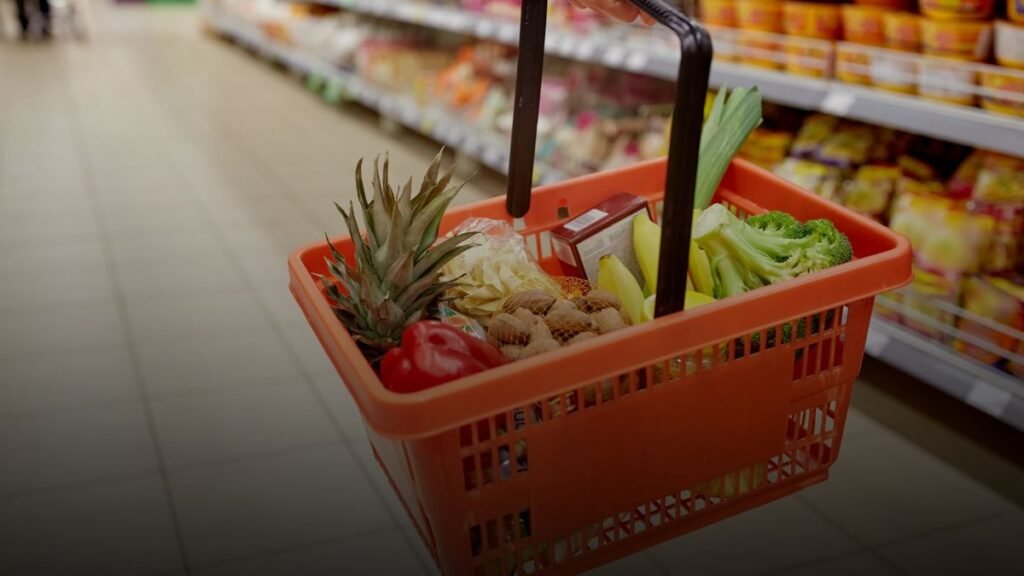 Vergelijking tussen gezonde voeding en ultrabewerkte producten in een winkelmandje