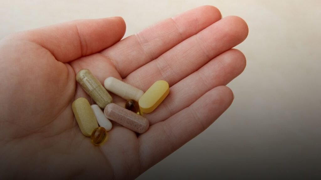 overzicht van verschillende supplementen zoals omega 3 en magnesium in een hand