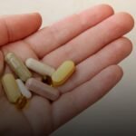 overzicht van verschillende supplementen zoals omega 3 en magnesium in een hand