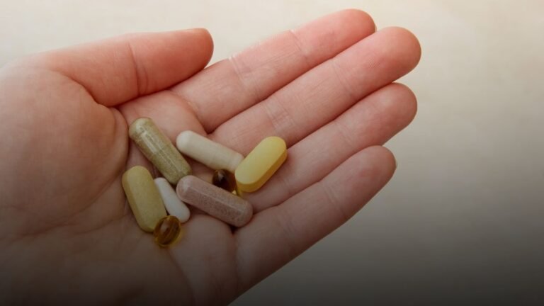 overzicht van verschillende supplementen zoals omega 3 en magnesium in een hand