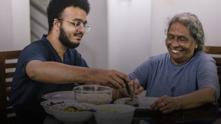 Oudere man eet gezonde eiwitrijke lunch om spierkracht te ondersteunen